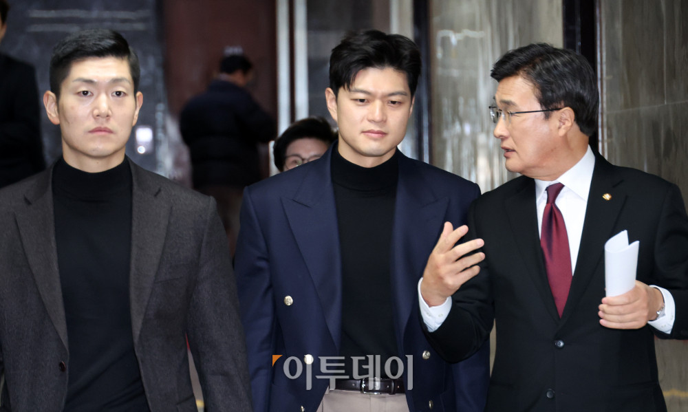 ▲국민의힘 초선의원 모임 대표 김대식(오른쪽) 의원이 16일 서울 여의도 국회에서 차기 대표 선출을 위한 초선 의원 모임에 입장하며 김재섭(왼쪽), 김용태 의원과 대화하고 있다. 고이란 기자 photoeran@