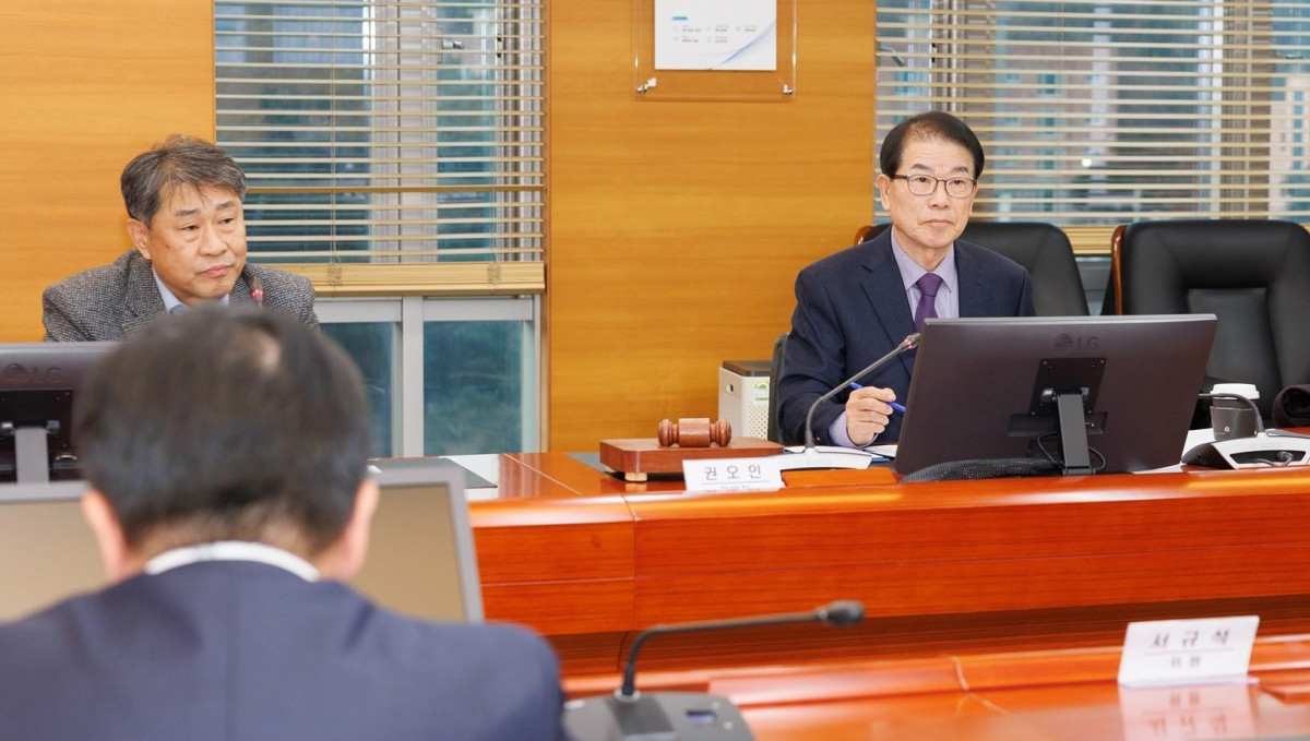 ▲한국서부발전은 지난 15일 충남 태안 본사에서 ‘2025년도 제8차 ESG위원회’를 개최했다고 16일 밝혔다. 회의에는 권오인 서부발전 비상임이사, 서규석 서부발전 미래사업부사장을 비롯한 ESG위원회 위원 등 20여 명이 참석했다. 사진은 ESG위원장인 권오인 서부발전 비상임이사(오른쪽)가 안건에 대해 논의하는 모습. (사진제공=한국서부발전)