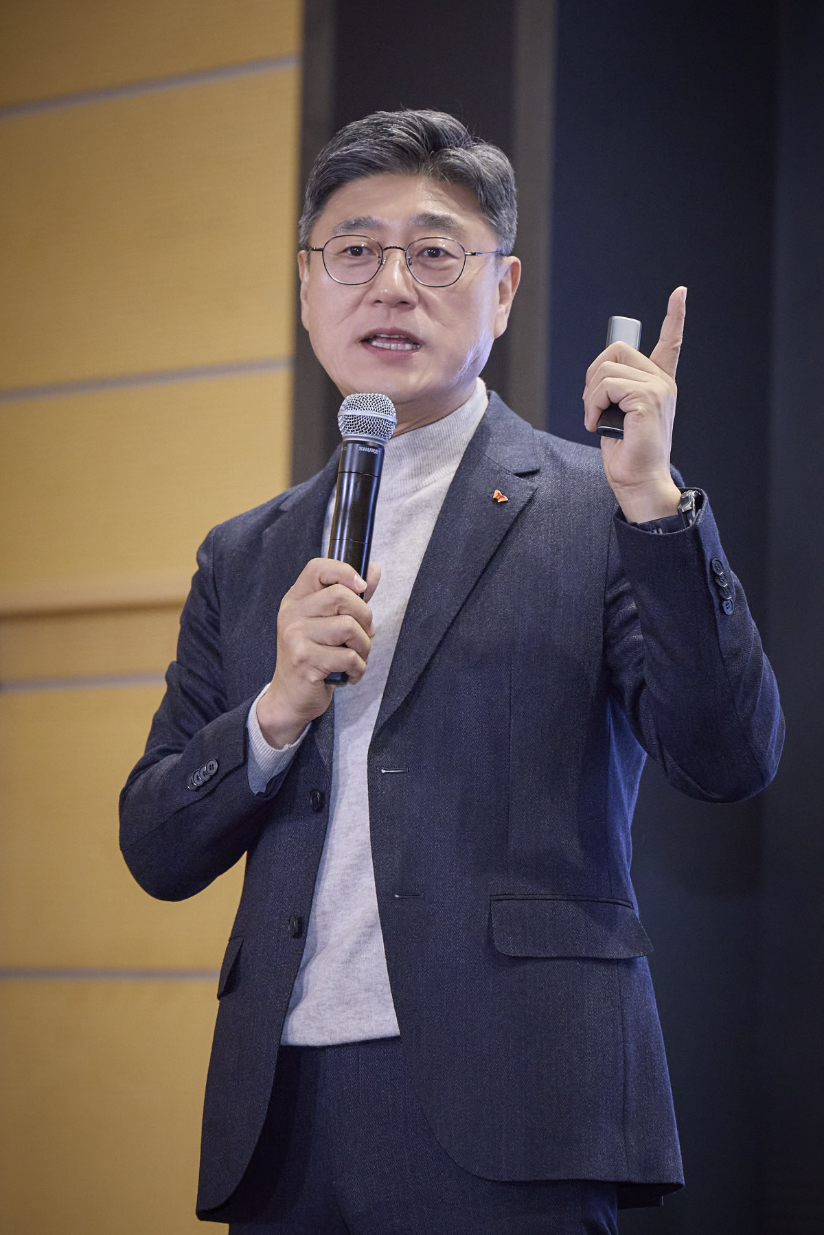 ▲정재헌 SK텔레콤 CEO가 16일 서울 을지로 본사 수펙스홀에서 구성원을 대상으로 취임 후 첫 타운홀을 열고, 단단한 MNO(이동통신 사업)와 미래 핵심인 AI 사업의 빠른 진화를 위한 전사 혁신 방향을 발표했다. (사진제공=SKT)