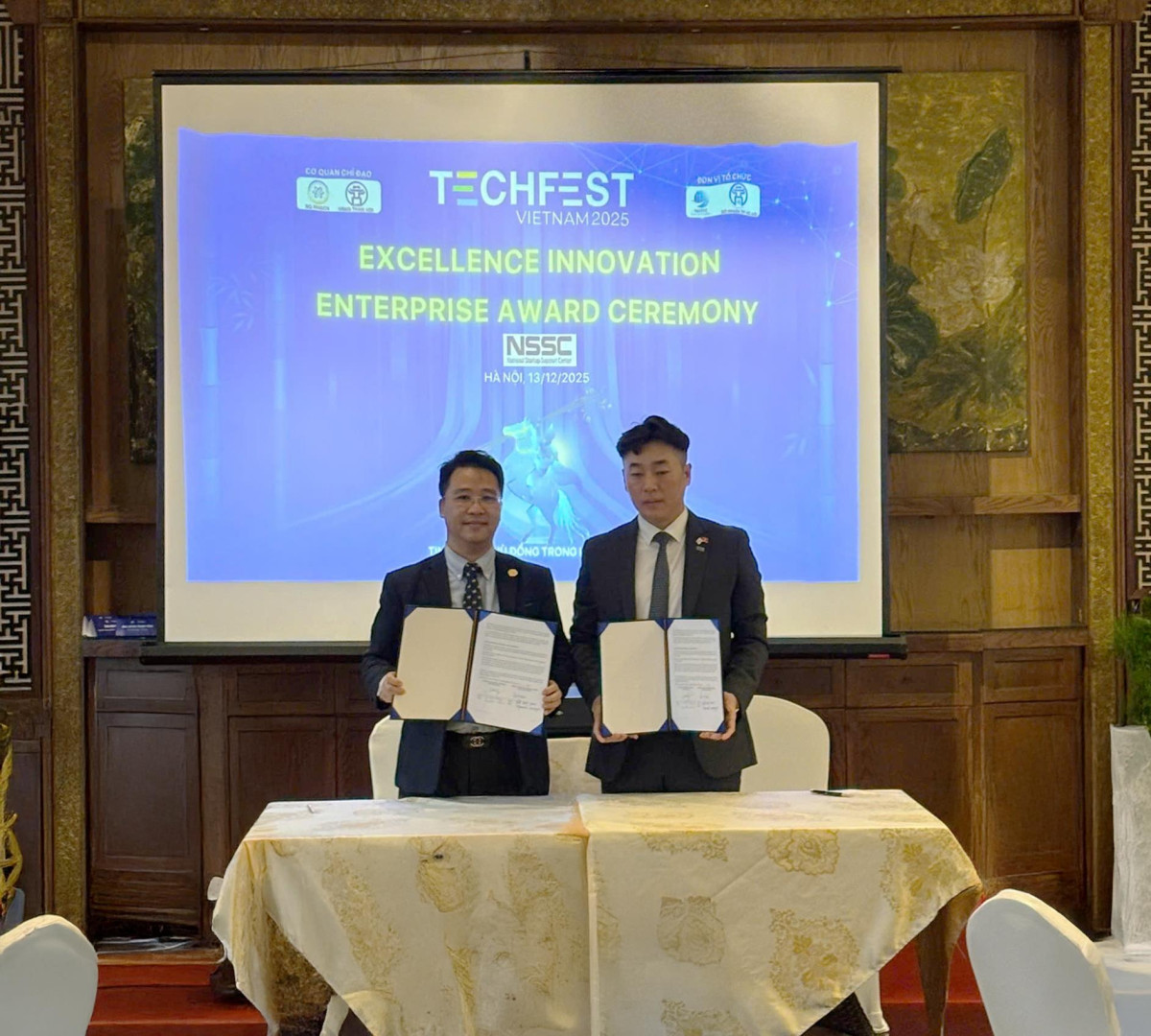 ▲12일부터 14일까지 베트남 하노이시에서 열린 베트남 최대 규모의 스타트업 행사인‘테크페스트 베트남(TECHFEST VIETNAM) 2025'에서 박무원 KTC 베트남사무소장 (오른쪽)과 탕 레 토안(Thang Le Toan) 베트남 국가창업지원센터장(왼쪽)이 협약 체결 후 기념촬영을 하고 있다. (사진제공=한국기계전기전자시험연구원)