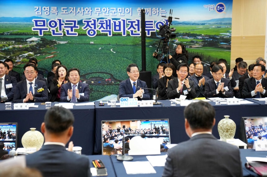 ▲김영록 전남도지사가 15일 '무안군 정책비전 투어'에 참석해 발언을 하고 있다. (전남도)