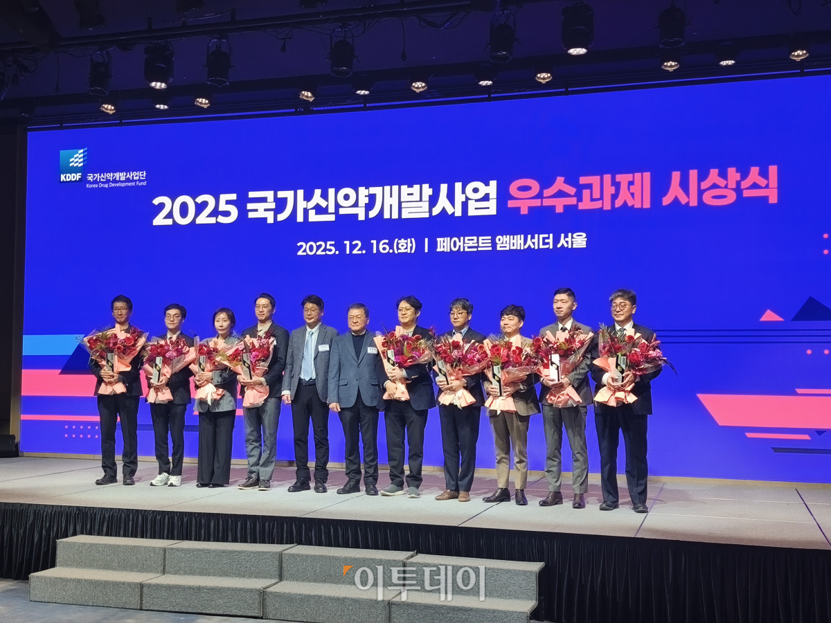 ▲박영민(왼쪽에서 여섯 번째) 국가신약개발사업단 단장과 우수과제로 선정된 기업 관계자들이 2025 국가신약개발사업 우수과제 시상식에서 기념촬영을 하고 있다. (노상우 기자 nswreal@)