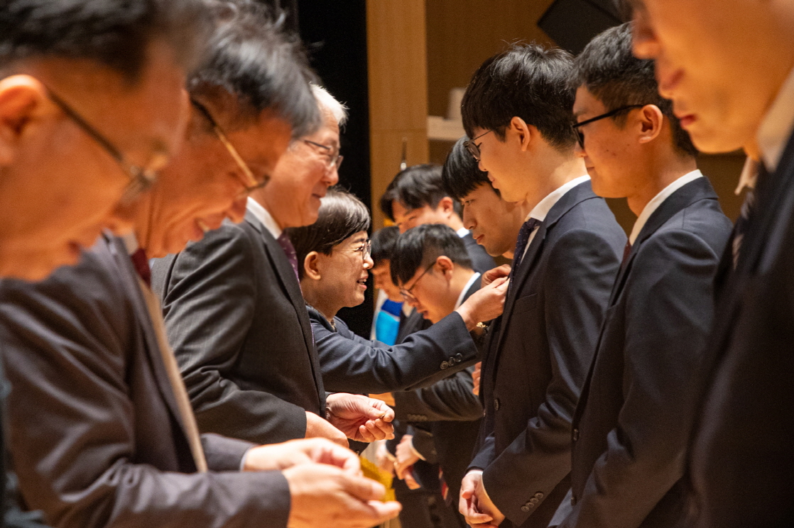 ▲최연혜 한국가스공사 사장(가운데)이 16일 가스공사 신입사원에게 휘장을 달아주고 있다. (사진제공=한국가스공사)