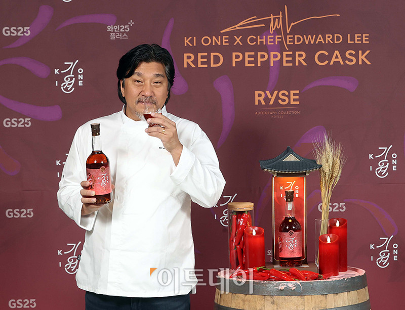 ▲기원 위스키가 홍대 라이즈 호텔에서 진행한 '레드 페퍼 캐스크' 출시 기념 행사에서 에드워드 리 세프가 신제품 옆에서 포즈를 취하고 있다. 사진제공=기원 위스키