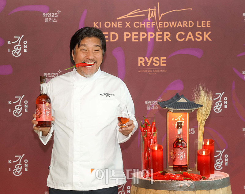 ▲기원 위스키가 홍대 라이즈 호텔에서 진행한 '레드 페퍼 캐스크' 출시 기념 행사에서 에드워드 리 세프가 신제품 옆에서 포즈를 취하고 있다. 사진제공=기원 위스키