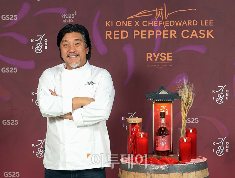 ▲기원 위스키가 홍대 라이즈 호텔에서 진행한 '레드 페퍼 캐스크' 출시 기념 행사에서 에드워드 리 세프가 신제품 옆에서 포즈를 취하고 있다. 사진제공=기원 위스키