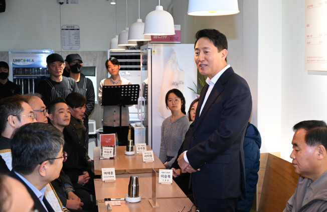 ▲오세훈 서울시장이 16일 용산구 '희망의 인문학' 창업지원 사업인 '동행스토어' 1호점 음식점 '정담'을 찾아 덕담을 건네고 있다. (사진제공=서울시)