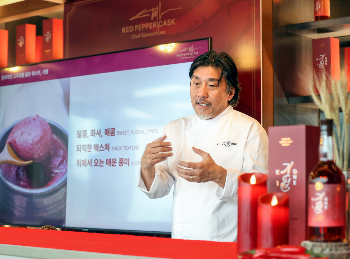 ▲16일 서울 마포구 서교동 라이즈호텔에서 셰프 에드워드 리가 기원 레드페퍼 캐스크를 소개하고 있다. (사진제공=기원위스키)