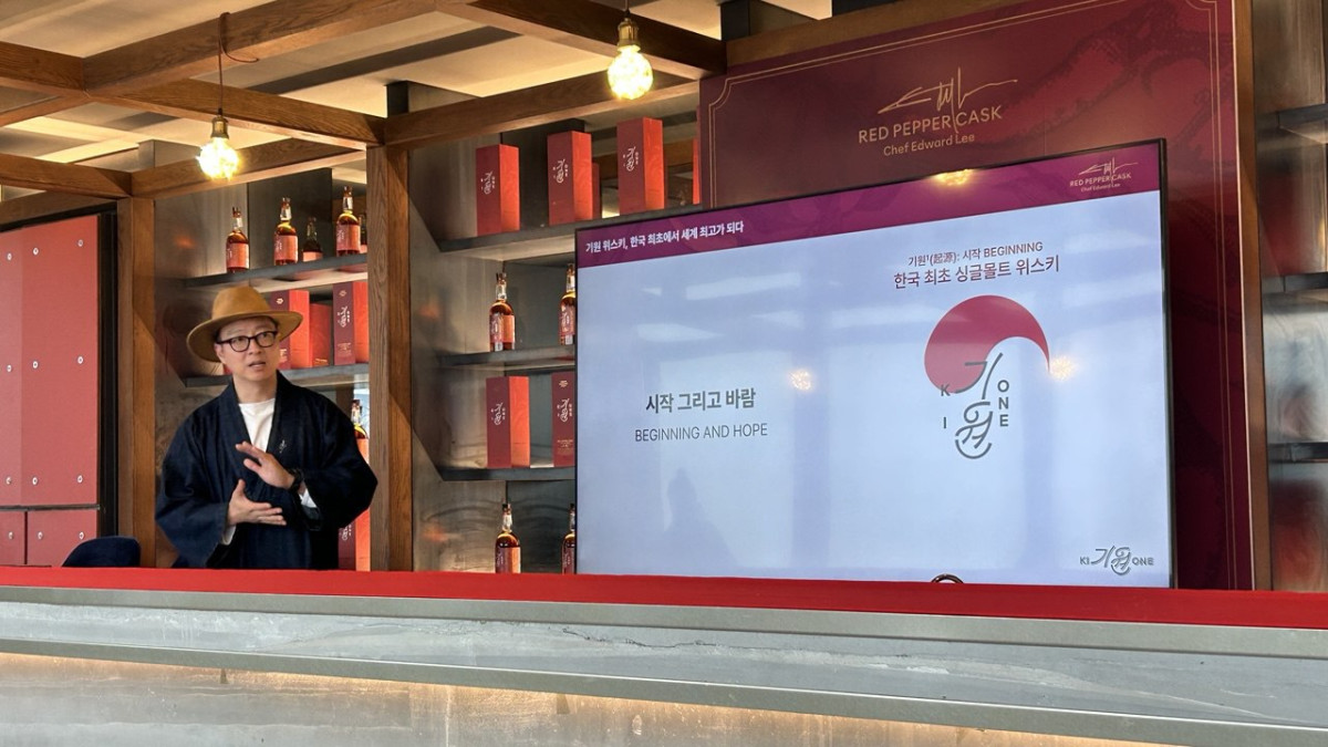 ▲16일 서울 마포구 서교동 라이즈호텔에서 도정한 기원위스키 대표가 기원 레드페퍼 캐스크를 소개하고 있다. (사진=연희진 기자)