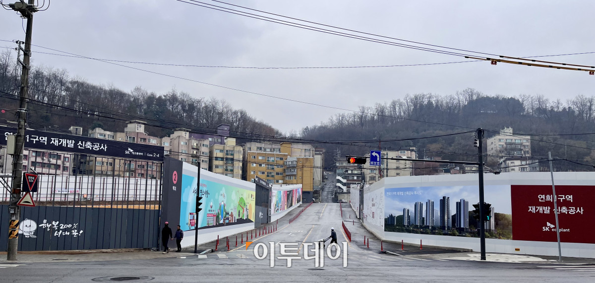 ▲서대문구 연희동 533-5번지 일대에 들어서는 ‘드파인 연희’ 공사 현장. (정유정 기자 @oiljung)