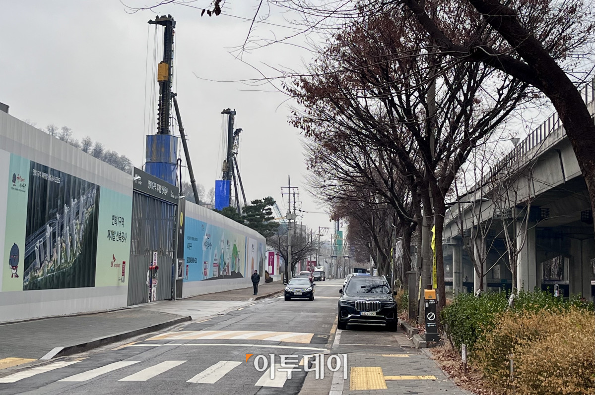 ▲서대문구 연희동 533-5번지 일대에 들어서는 ‘드파인 연희’ 공사 현장. (정유정 기자 @oiljung)