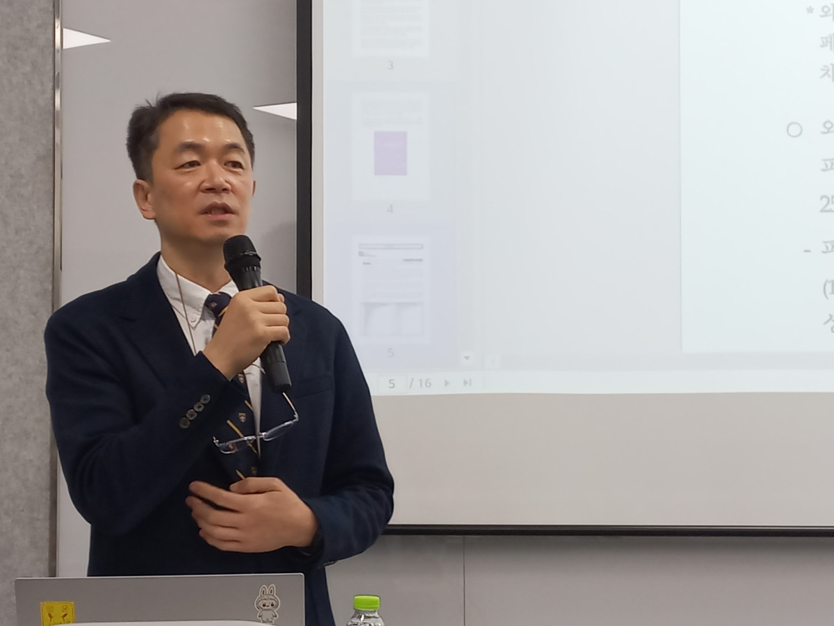 ▲한동우 한국보건산업진흥원 국제의료본부장이 16일 서울 중구에서 ‘2024 신용카드 데이터로 본 외국인환자 소비패턴 분석 보고서’ 설명회를 개최하고 발표를 진행 중이다. (한성주 기자 hsj@)