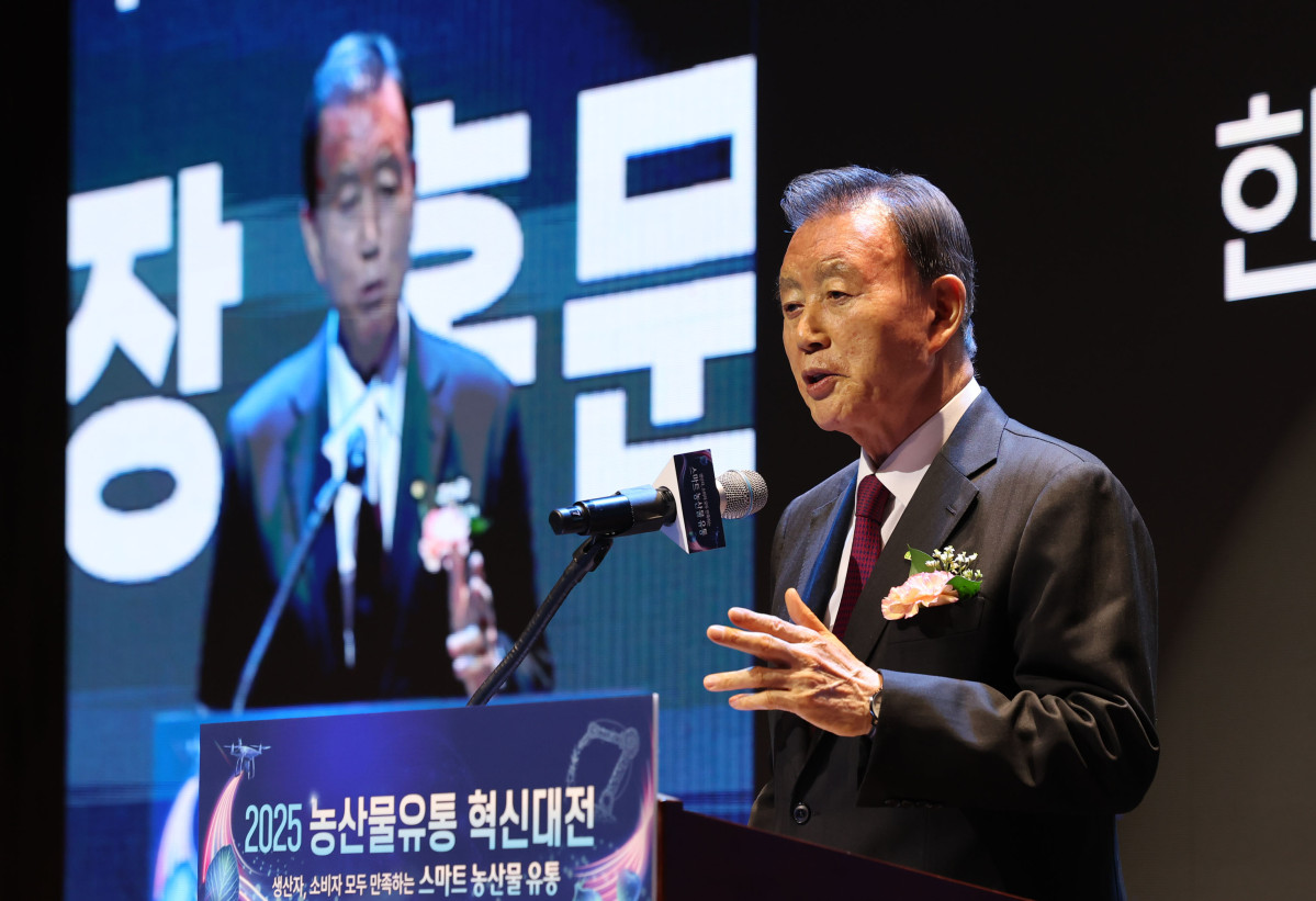 ▲ 홍문표 한국농수산식품유통공사 사장이 15일 오전 서울 서초구 양재 aT센터에서 열린 2025 농산물유통 혁신대전에서 환영사를 하고 있다. (뉴시스)