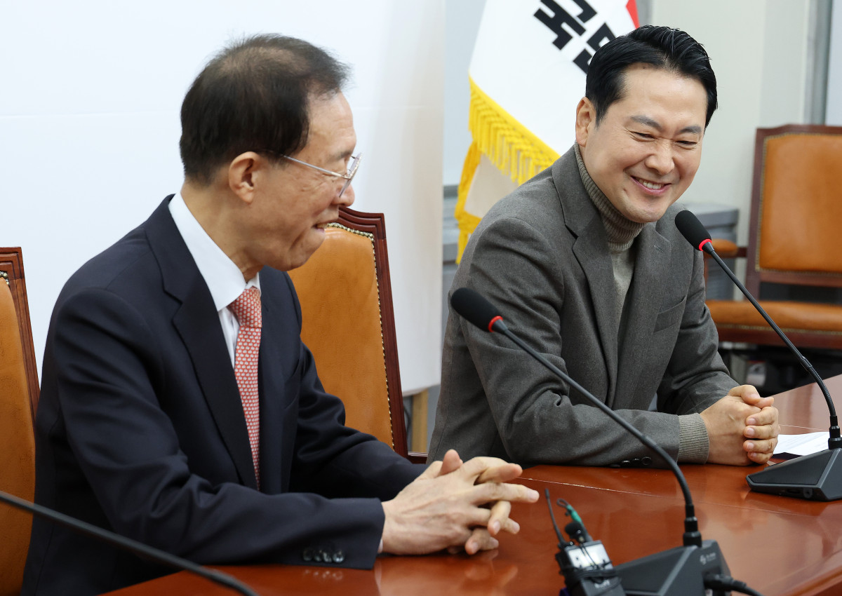 ▲국민의힘 장동혁 대표(오른쪽)가 16일 국회에서 이석연 국민통합위원장을 만나 인사말을 하고 있다. (사진=연합뉴스)