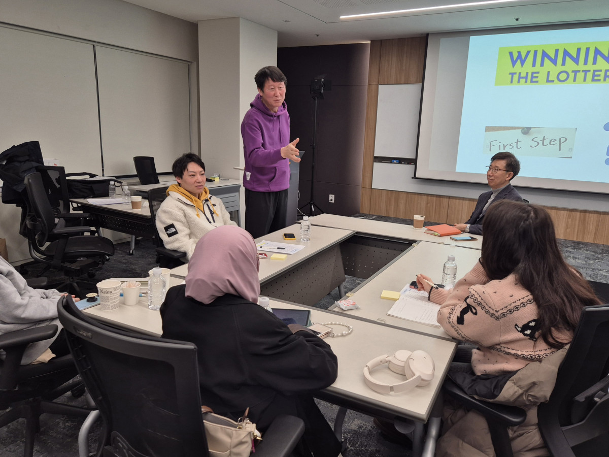 ▲16일 서울 강남구 SK오너스라운지에서 진행된 ‘외국인 유학생 네트워크(ISN) 200 코칭 프로그램’ 랩업 미팅 현장. (강문정 기자 kangmj@)