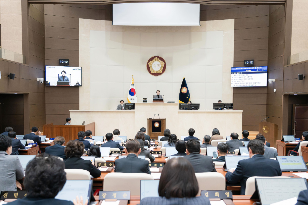 ▲용인특례시의회가 16일 본회의장에서 제298회 임시회 제1차 본회의를 열고 생활형 교통복지 확충, 공공교통 운영 책임 강화 등 시민 일상과 직결된 현안을 논의하고 있다. (용인특례시의회)