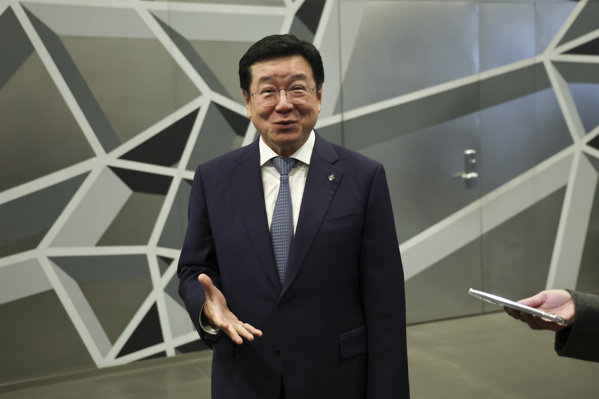 ▲이찬희 삼성 준법감시위원장이 16일 서울 삼성생명 서초사옥에서 열리는 삼성 준감위 회의에 참석하며 취재진 질문에 답변하고 있다. (연합뉴스)