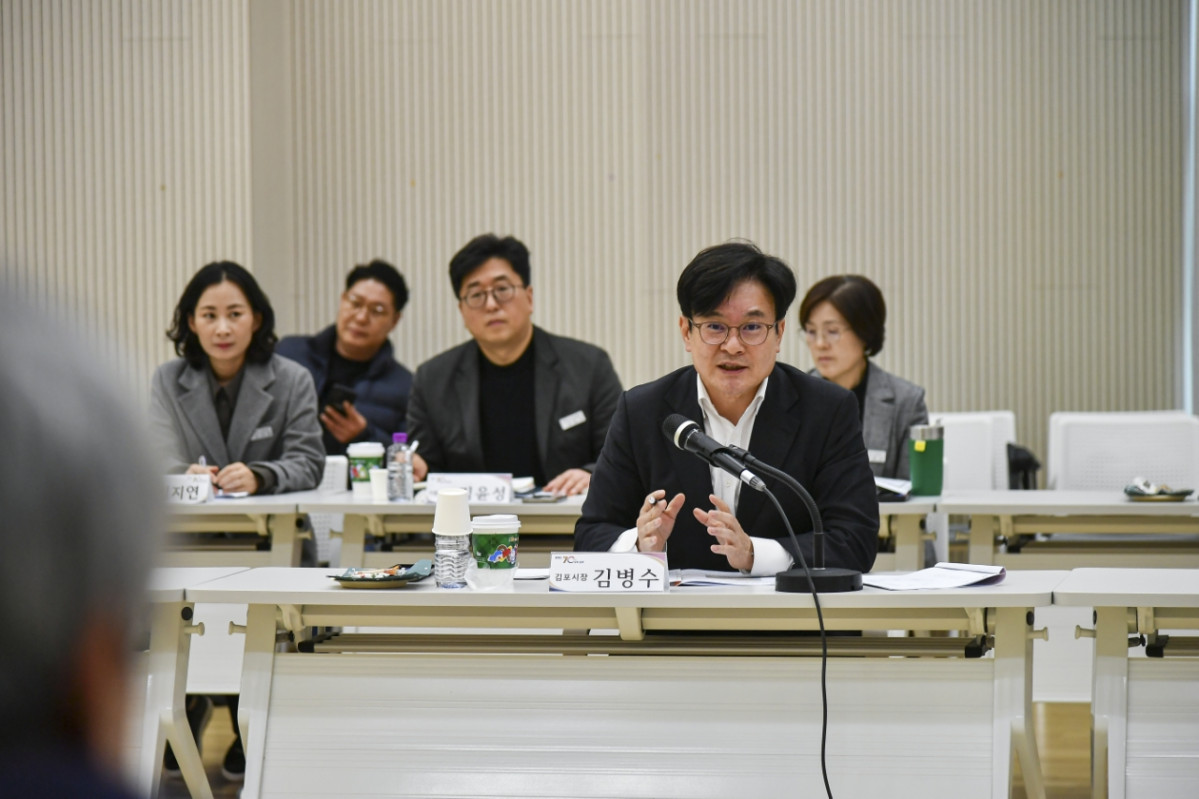 ▲김병수 김포시장이 관내 기업인들과 간담회를 열고 지역경제 활성화와 기업 경영환경 개선 방안에 대해 의견을 나누며 현장 목소리를 청취하고 있다. (김포시)