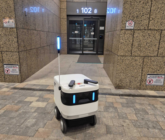 ▲HDC현대산업개발의 고척아이파크 단지 내 배송 및 쓰레기 수거 로봇. (사진제공=HDC현대산업개발)