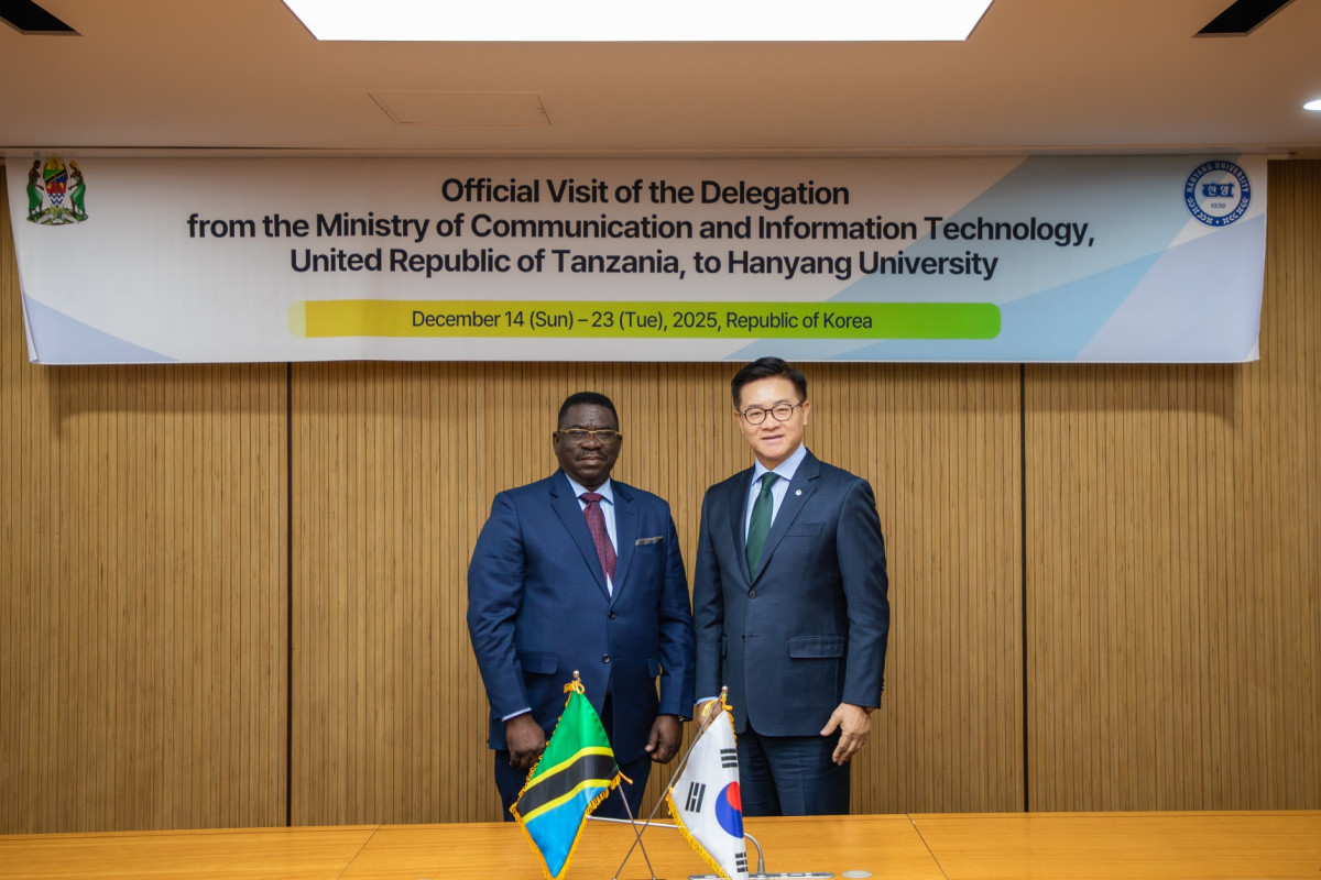 ▲Switbert Zacharia Mkama 탄자니아 정보통신부 차관과 이기정 한양대 총장이 기념촬영을 하고 있다. (사진=한양대)
