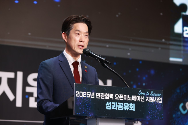 ▲노용석 중소벤처기업부 제1차관이 16일 서울 마포구 더블유디지에서 열린 '민관협력 오픈이노베이션 성과공유회'에서 인사말을 하고 있다. (사진제공=중소벤처기업부)