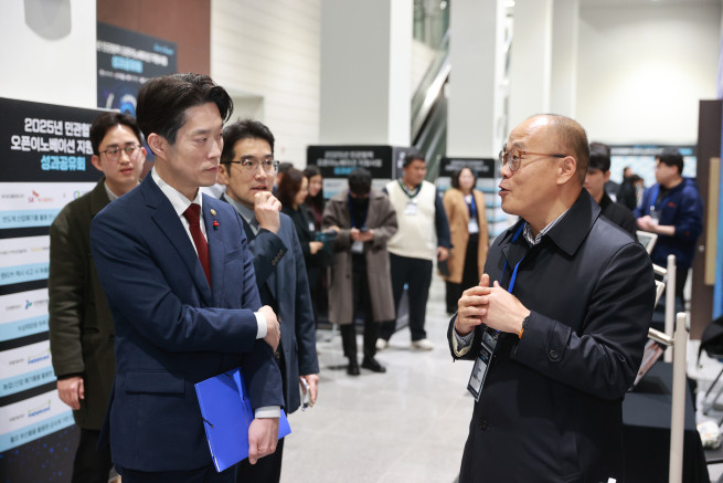 ▲노용석 중소벤처기업부 제1차관이 16일 서울 마포구 더블유디지에서 열린 '민관협력 오픈이노베이션 성과공유회'에서 전시부스를 둘러보고 있다. (사진제공=중소벤처기업부)