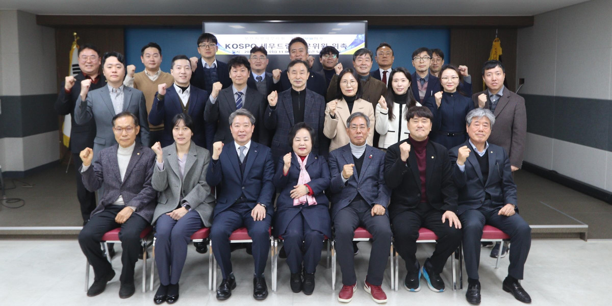 ▲권영희 부산지방세무사회 회장(첫줄 왼쪽에서 네 번째)과 박영철 한국남부발전 기획관리부사장(첫줄 왼쪽에서 세 번째)이 전담 자문위원 위촉 후, 세무사들과 기념촬영을 하고 있다 (사진제공=한국남부발전)