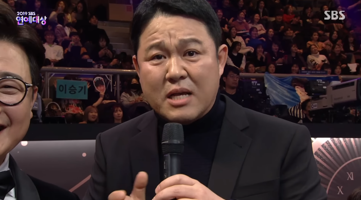 ▲'2019 SBS 연예대상'에서 방송인 김구라가 "방송 3사 본부장들이 만나서 돌아가면서 대상 뽑아야 한다"고 말하고 있다. (출처='2019 SBS 연예대상' 방송 화면/유튜브 채널 '
SBS Entertainment')