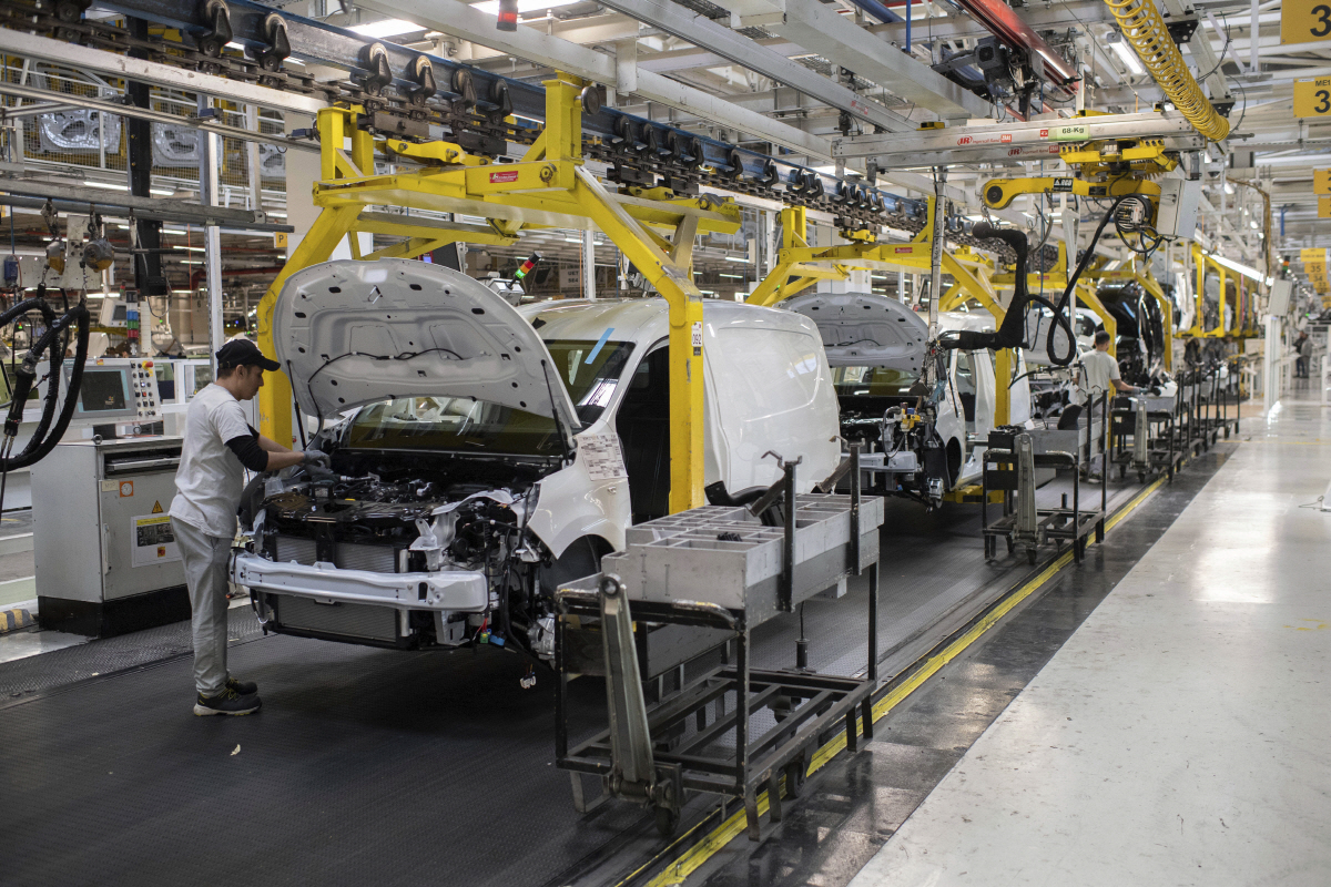 ▲모로코 탕헤르 교외에 있는 르노 공장에서 차량을 조립하고 있다. (탕헤르(모로코)/AP뉴시스)