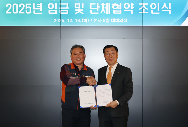 ▲어명소 LX공사 사장(왼쪽)과 위경열 한국국토정보공사노동조합 위원장이 ‘2025년 임금 및 단체협약’에 최종 서명 후 기념촬영을 하고 있다. (사진제공=한국국토정보공사)
