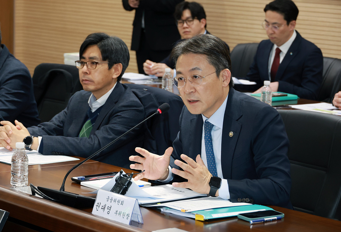 ▲권대영 금융위원회 부위원장이 16일 오후 서울 중구 서민금융진흥원에서 유관기관과 함께 개최한 복합지원 추진단 제5차 회의에서 지난 2년간의 성과를 점검하고 2026년 업무 계획을 발표했다. 또한 유관기관과 함께 복합지원 정책 추진에 기여한 우수직원·기관을 시상했다. (사진제공=금융위원회)