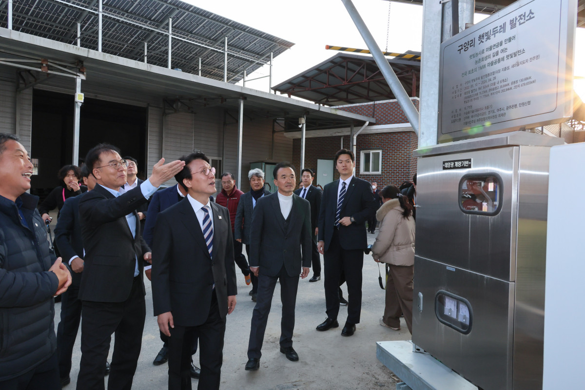 ▲김민석 국무총리가 11월 20일 경기도 여주시 구양리 '마을 태양광 발전소'를 방문, 발전 시설을 둘러보고 있다. (연합뉴스)