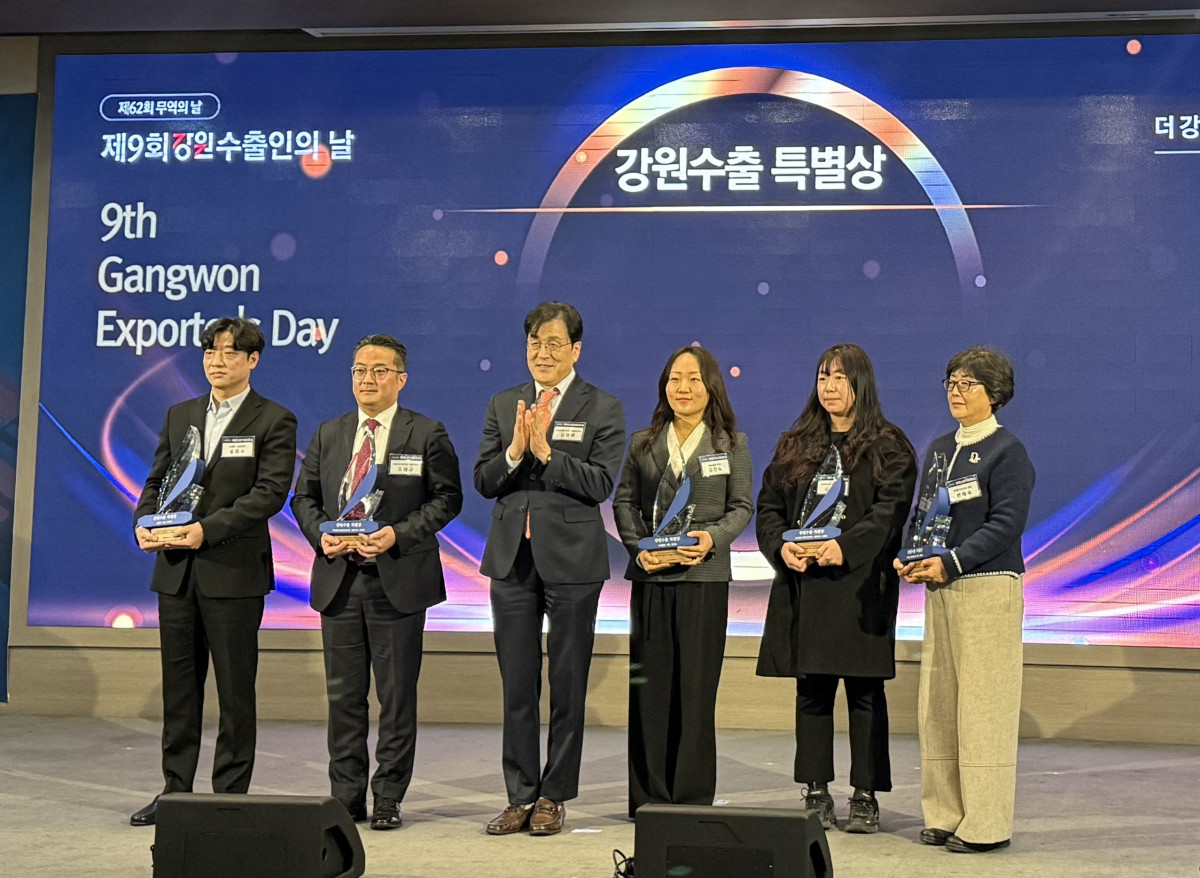 ▲휴젤이 ‘제 9회 강원 수출인의 날’ 시상식에서 수출부문 특별상 수상 후 기념촬영하고 있다. (사진제공=휴젤)