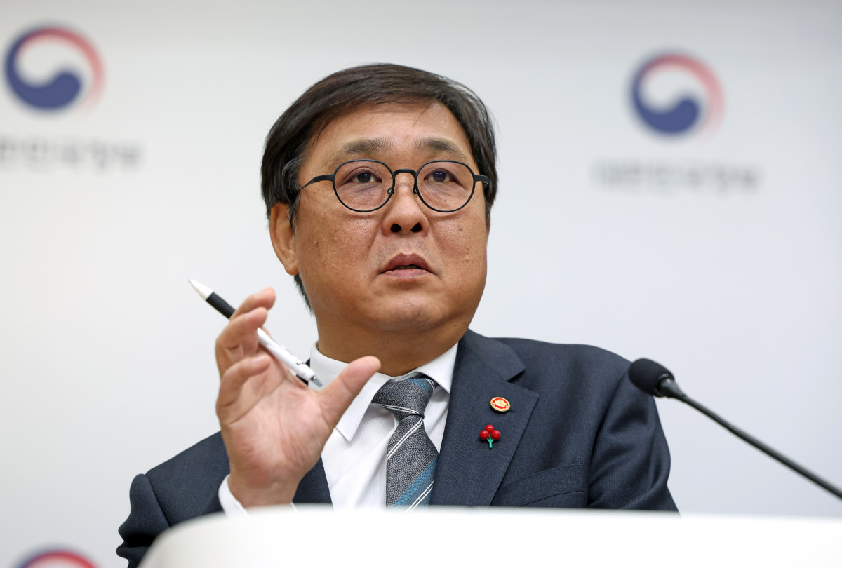 ▲16일 세종정부청사에서 최휘영 문화체육관광부 장관이 문체부 업무보고 브리핑에서 기자들의 질문에 답하고 있다. (사진제공=문체부)