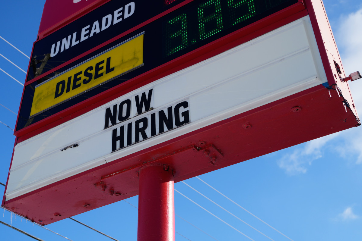 ▲7일(현지시간) 미국 일리노이주 리버우즈의 한 주유소에 구인 광고가 보인다. (AP연합뉴스)