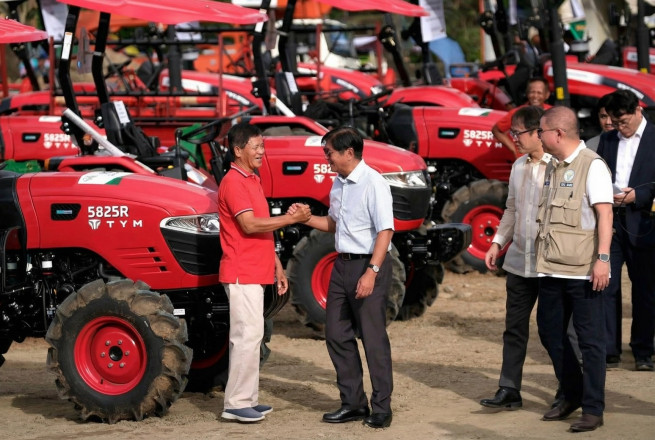▲10일 필리핀에서 열린 ‘한국농기계전용공단(KAMIC)’ 착공식에 페르디난드 마르코스 주니어 필리핀 대통령이 참석했다. 뒤로는 TYM이 필리핀 현지에 공급하는 5825R 트랙터가 도열해 있다. (사진제공=TYM)