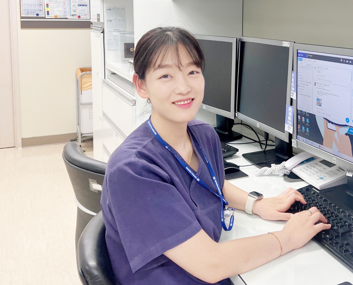 ▲인천지하철 부평역 승강장에서 쓰러진 시민에게 심폐소생술(CPR) 등 응급조치를 실시해 생명을 구한 가톨릭대학교 인천성모병원 배낭경 간호사.(인천성모병원 제공)