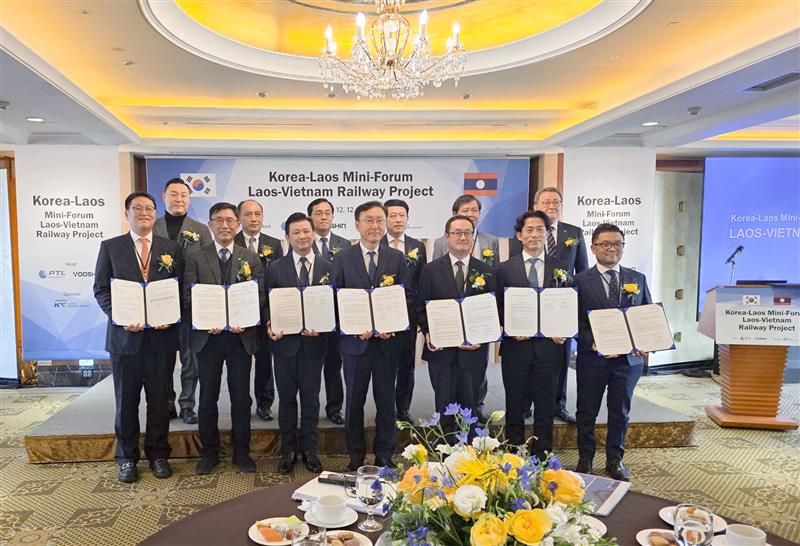 ▲라오스-베트남 연결철도사업(LVRP) 포럼에 참석한 관계자들이 기념 촬영하고 있다. (사진제공=희림)