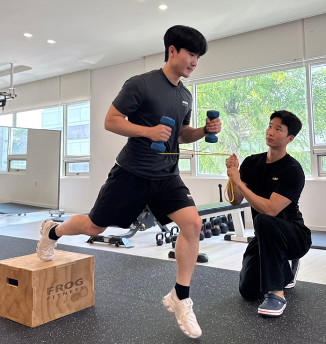 ▲대웅제약 직원들이 힐리언스 코어운동센터에서 일대일 맞춤운동을 통해 건강 관리에 참여하고 있다. (사진제공=대웅제약)