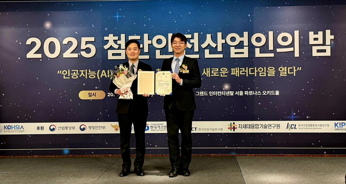 ▲MDS인텔리전스 우경일 이사(왼쪽부터)와 산업통상부 고승진 팀장이 기념촬영을 하고 있다. (사진제공=MDS인텔리전스)