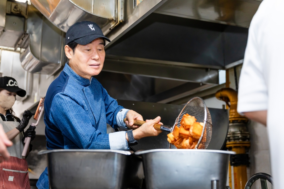 ▲한양대에서 멘보샤를 만들고 있는 이연복 셰프. (사진=한양대)