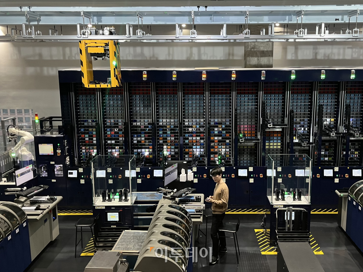 ▲15일 여의도 현대카드 3관에 있는 카드 공장 '현대카드 팩토리'에서 한 직원이 발급 공정의 기계를 보고 있다. (임하은 수습기자 hey@)