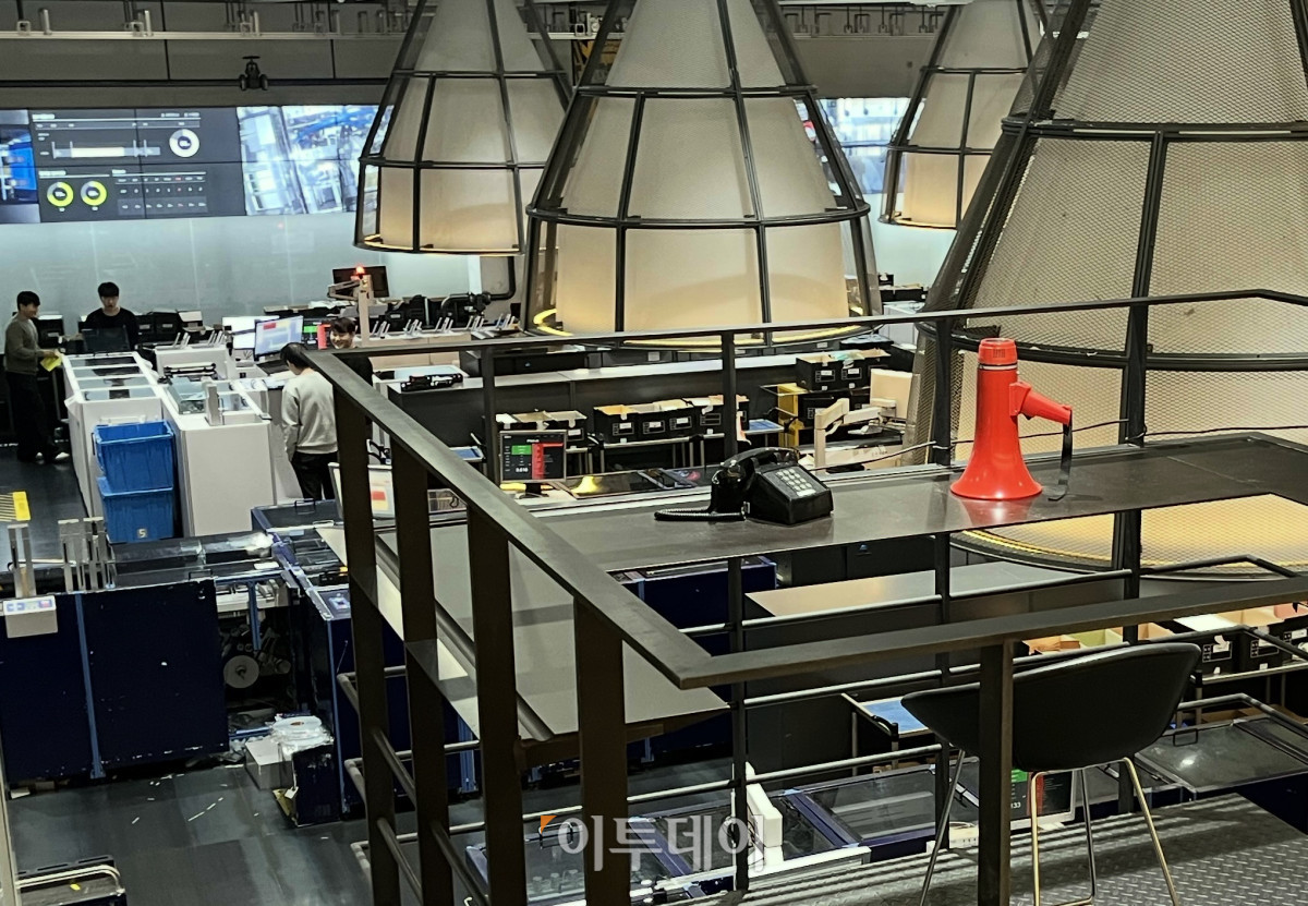 ▲15일 여의도 현대카드 3관에 있는 카드 공장 '현대카드 팩토리'의 관리자석 위에 확성기와 전화기가 놓여 있다. (임하은 수습기자 hey@)