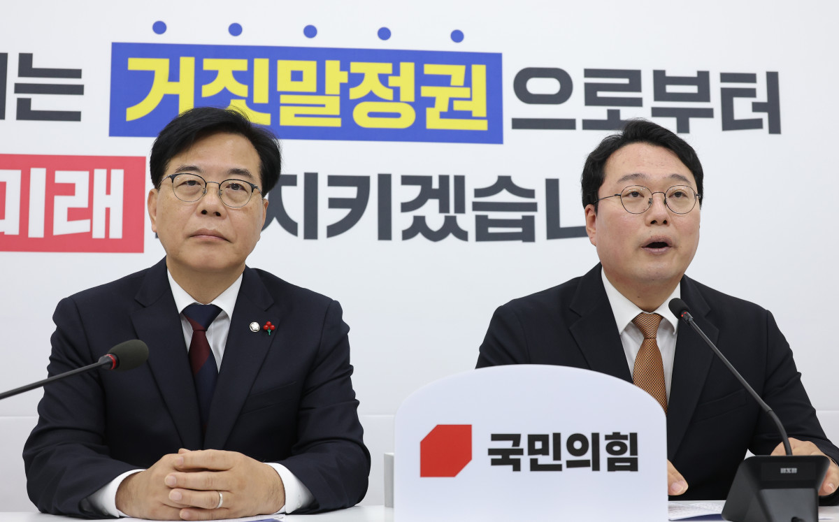 ▲개혁신당 천하람 원내대표(오른쪽)가 17일 서울 여의도 국회에서 '통일교 게이트' 특별검사 추진을 위해 국민의힘 송언석 원내대표와 만나 발언하고 있다. 2025.12.17 (연합뉴스)