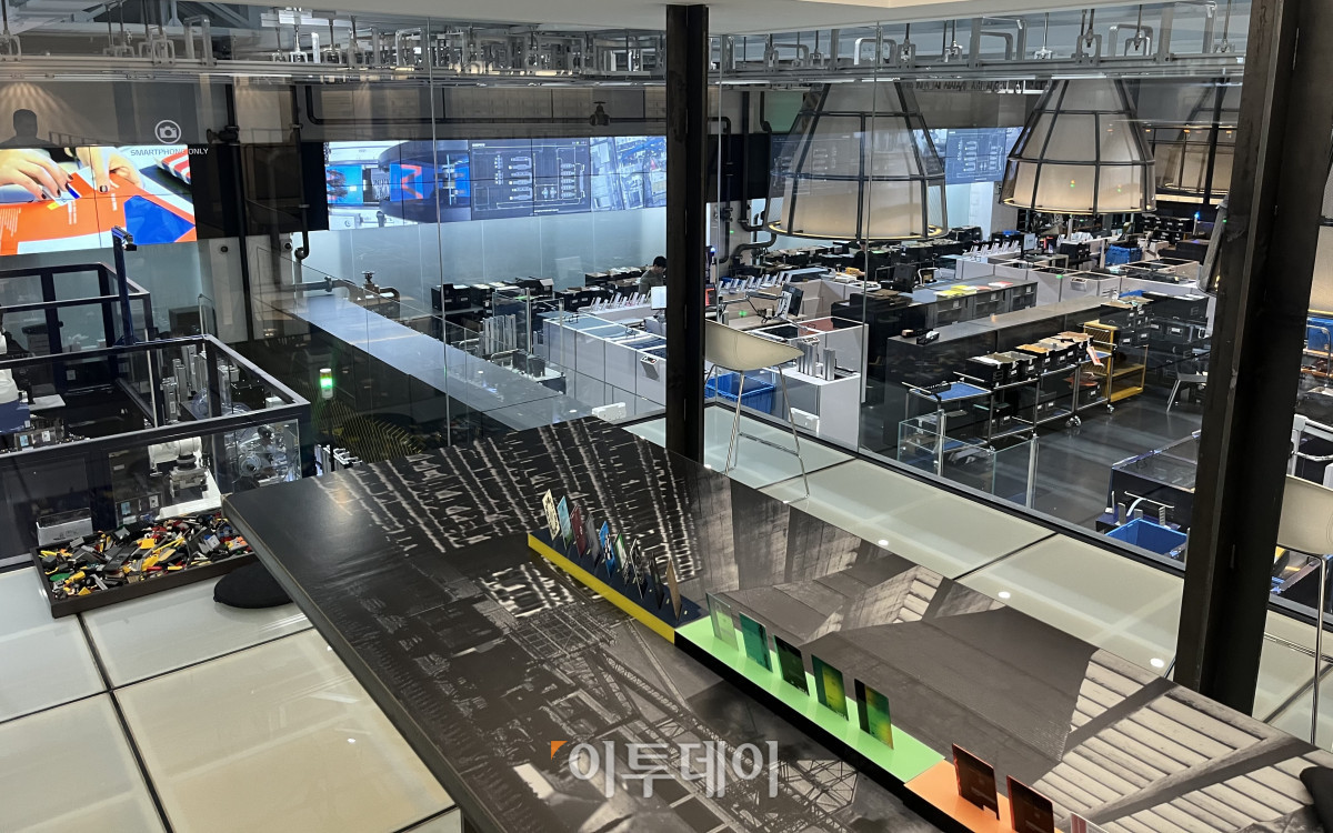 ▲15일 여의도 현대카드 3관에 있는 카드 공장 '현대카드 팩토리'의 전경이 내려다 보이는 통유리 공간. (임하은 수습기자 hey@)