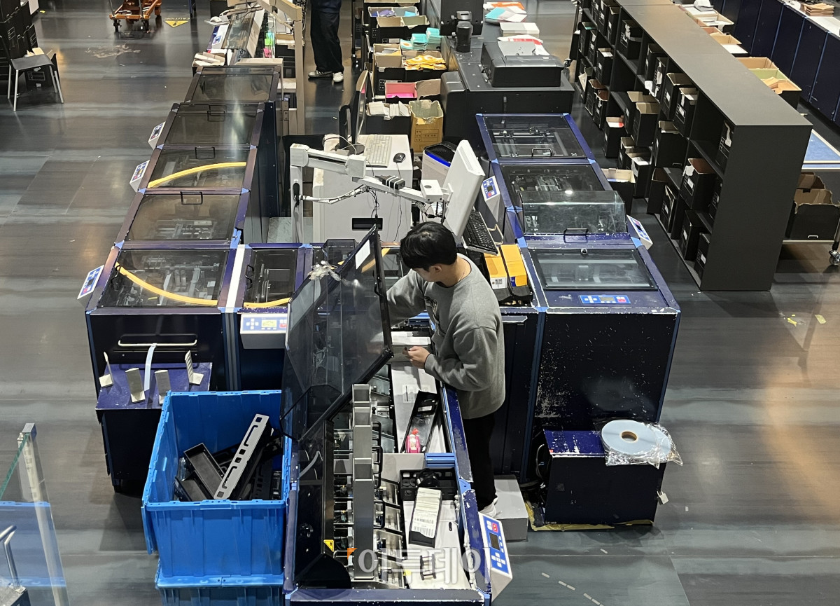 ▲15일 여의도 현대카드 3관에 있는 카드 공장 '현대카드 팩토리'에서 한 직원이 패킹 기계에 손을 넣고 있다. (임하은 수습기자 hey@)
