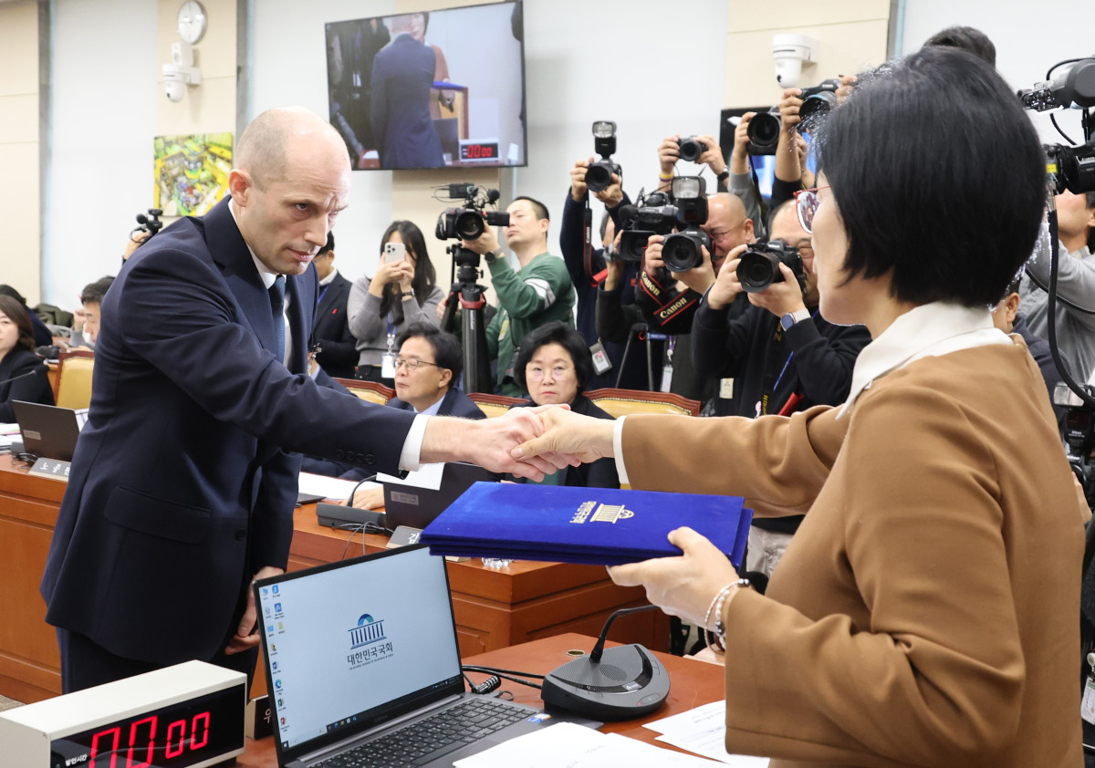 ▲17일 국회 과학기술정보방송통신위원회에서 열린 쿠팡 침해사고 관련 청문회에서 해롤드 로저스 쿠팡 대표이사가 최민희 과방위원장에게 선서문을 제출한 뒤 악수하고 있다. (사진제공=연합뉴스)