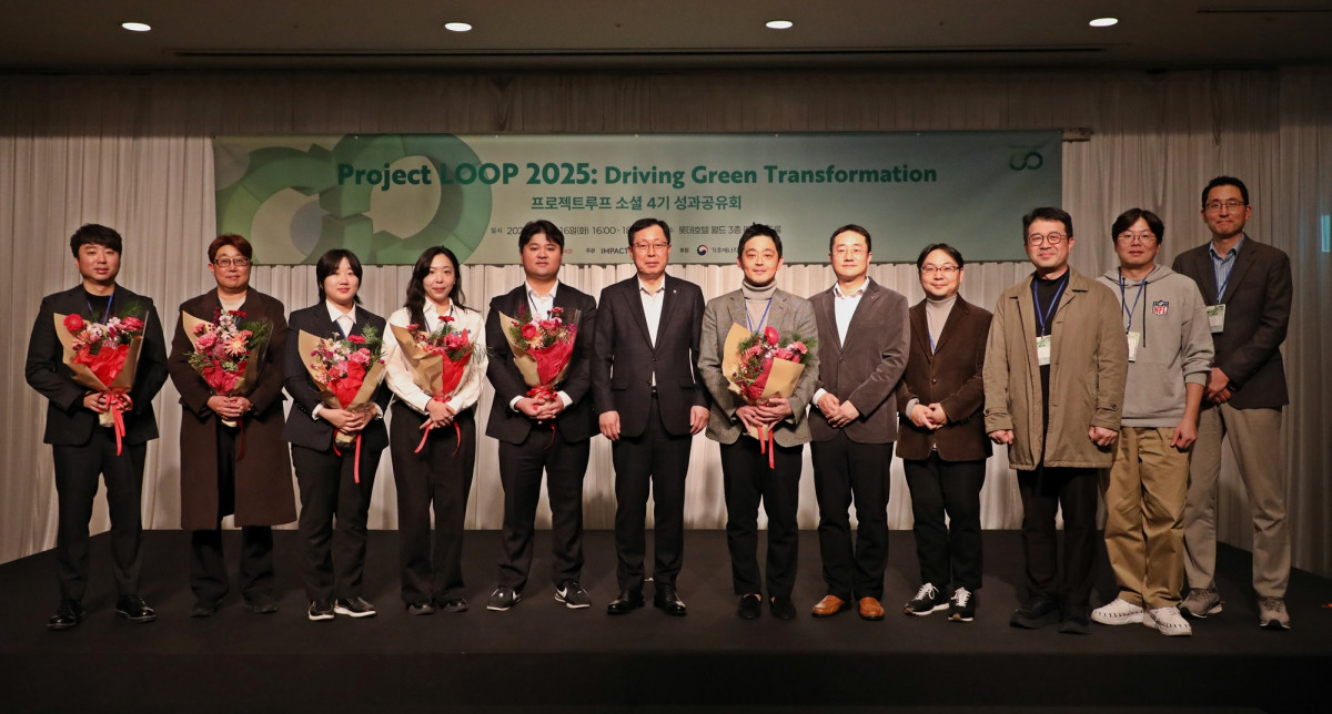 ▲‘Project LOOP Social’(프로젝트 루프 소셜) 4기 성과공유회에 참여한 이영준 롯데케미칼 총괄대표(왼쪽 여섯번째)와 행사 참석자들이 기념촬영을 하고 있다. (사진제공=롯데케미칼)