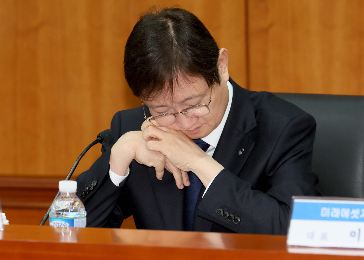 ▲이찬진 금융감독원장이 17일 서울 여의도 금융투자협회에서 열린 ‘금융감독원장-자산운용사 CEO 간담회’에서 잠시 생각에 잠겨 있다. 신태현 기자 holjjak@