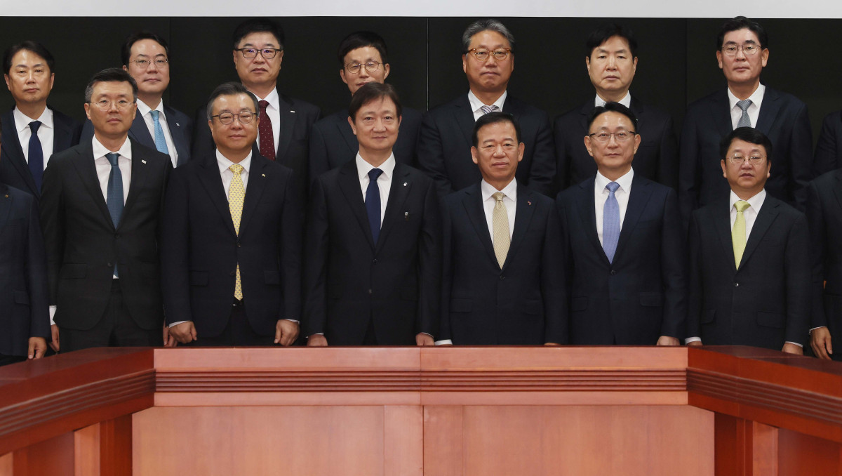 ▲17일 서울 여의도 금융투자협회에서 열린 ‘금융감독원장-자산운용사 CEO 간담회’에 앞서 이찬진 금감원장과 서유석 금투협회장, 자산운용사 대표 등이 기념촬영을 하고 있다. 신태현 기자 holjjak@